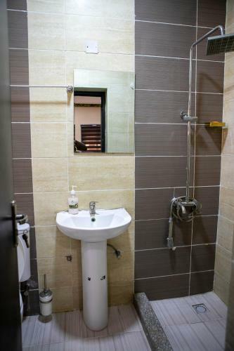 Apartamento Metrohills Business Suites
