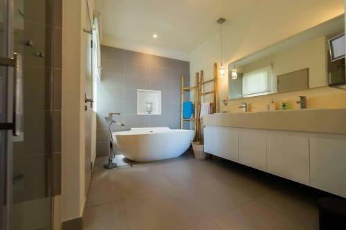 Apartamento Amaranth 3: Lovely 3-bedroom On The Beach With Rooftop Pool