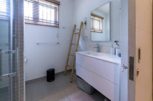 Apartamento Amaranth 3: Lovely 3-bedroom On The Beach With Rooftop Pool