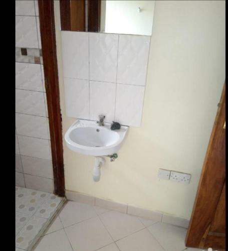 Apartamento Adhil Furnished Bedsitter