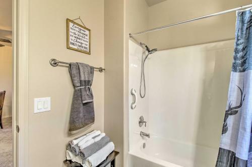 Apartamento Condo With Fishing Pond Access, Walk To Shops!