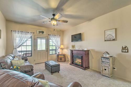 Apartamento Condo With Fishing Pond Access, Walk To Shops!