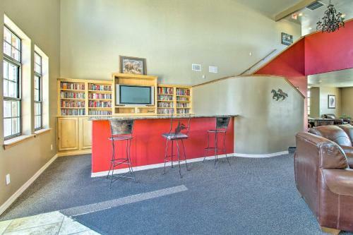 Apartamento Condo With Fishing Pond Access, Walk To Shops!