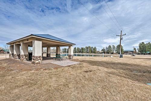 Apartamento Condo With Fishing Pond Access, Walk To Shops!