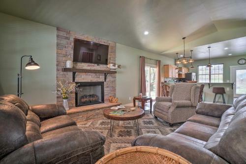 Modern Retreat With Deck Walk To White River!
