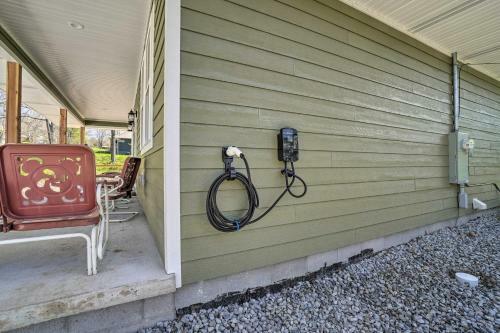 Modern Retreat With Deck Walk To White River!