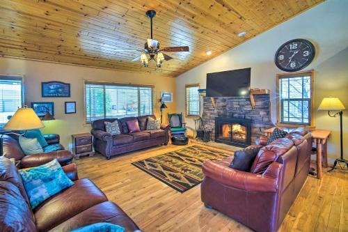 Inviting Big Bear Retreat With Hot Tub And Fire Pit!
