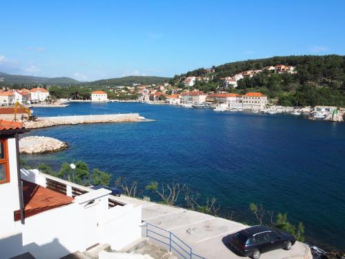 Beachfront Apartment Jelsa