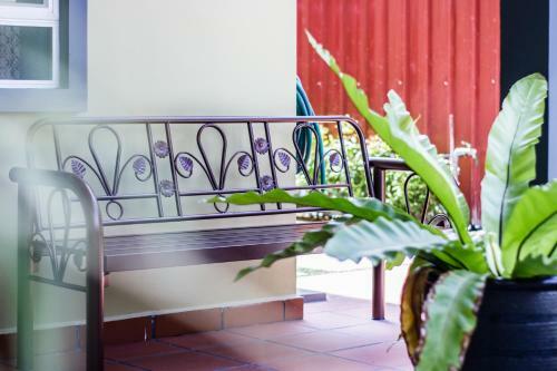 Explore 3br Gardenhouse Retreats (free Parking)