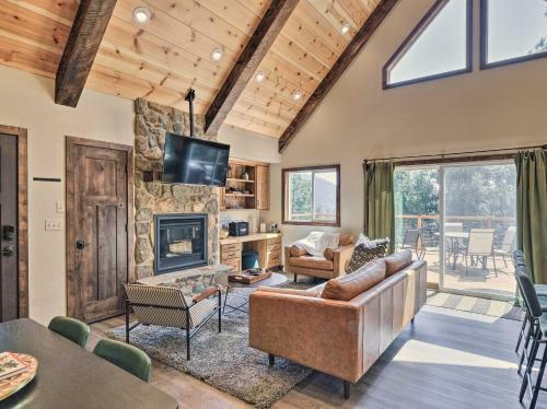 Luxury Retreat Custom Mi-wuk Village Cabin!