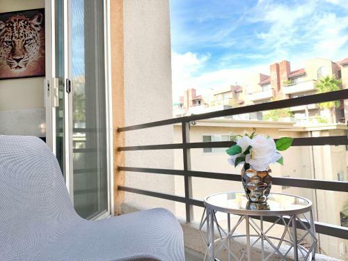 Hollywood Hills !!! One Bedroom Apartment !!!