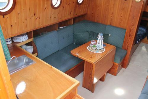 Boat And Breakfast
