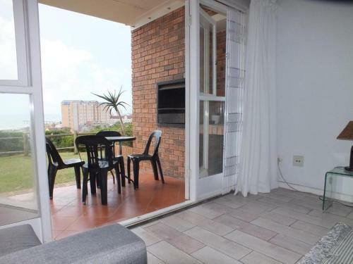 Dolphins Nook- 2 Bedroom Beach Apartment