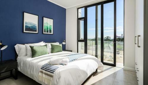 Bellalux Beachfront - Luxury 3 Bedroom Apartment