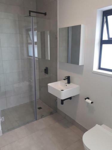 Bellalux Beachfront - Luxury 3 Bedroom Apartment