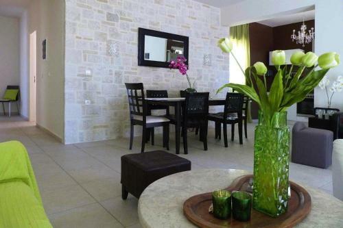 Villa In Nopigia With Garden