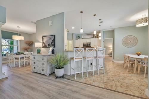 Villa Beautiful 4-bed, 2-bath, Plus Den, W/heated Pool