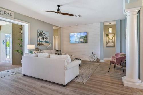 Villa Beautiful 4-bed, 2-bath, Plus Den, W/heated Pool