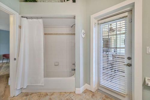 Villa Beautiful 4-bed, 2-bath, Plus Den, W/heated Pool