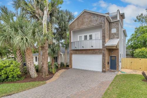 Stunning Beach Home With Rooftop Deck!!