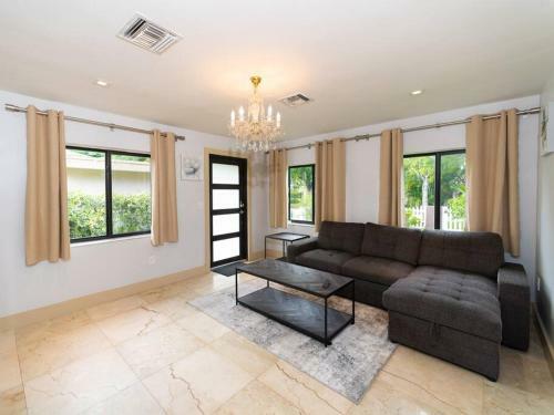 1606 Dream Hollywood House