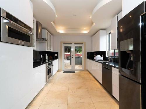 1606 Dream Hollywood House