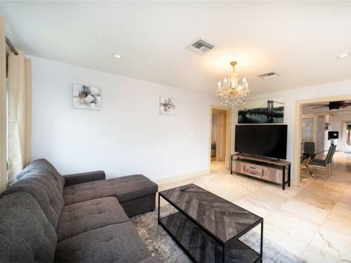 1606 Dream Hollywood House