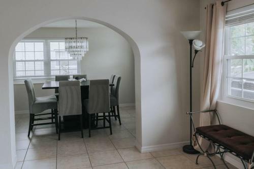 2 Mi To Beach Modern 4 Bedroom Tropical Escape