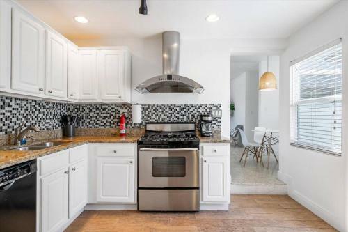 Villa Paradise Beach Home 3 Bed 3 Bath W/ Private Pool