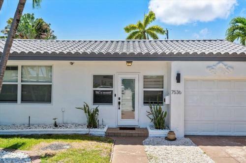 Villa Paradise Beach Home 3 Bed 3 Bath W/ Private Pool