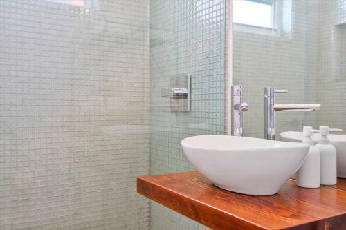 Villa Paradise Beach Home 3 Bed 3 Bath W/ Private Pool