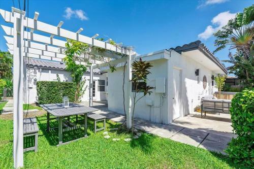 Villa Paradise Beach Home 3 Bed 3 Bath W/ Private Pool