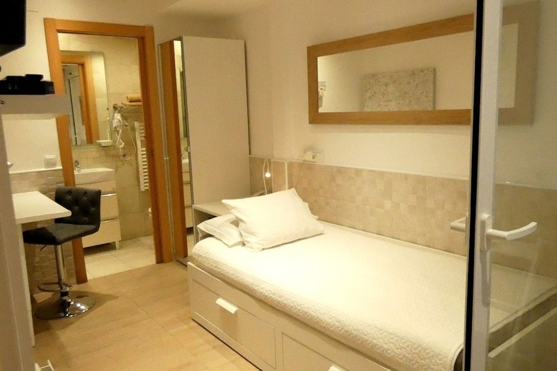 Hostal House