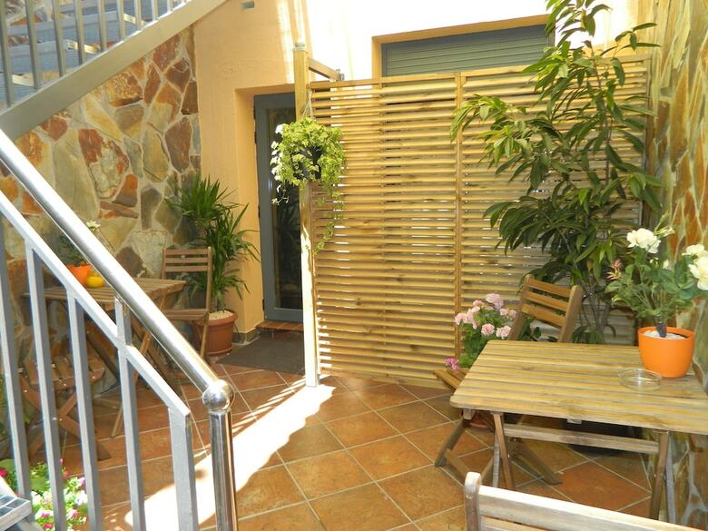 Hostal House