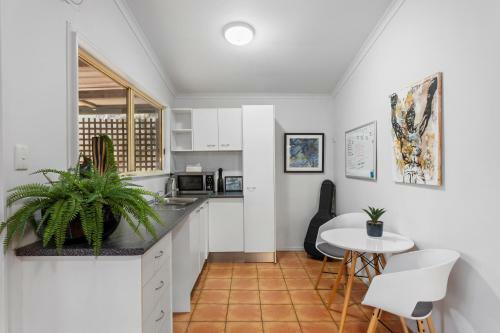 Spacious 4-bed Home With Waterfront Pontoon
