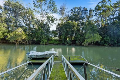 Spacious 4-bed Home With Waterfront Pontoon