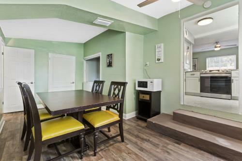 Charming Home W/firepit Centrally Located To Downtown And Beaches