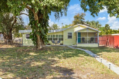 Charming Home W/firepit Centrally Located To Downtown And Beaches