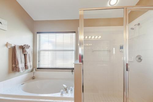 Two Master Bedrooms Pool Home Private Yard