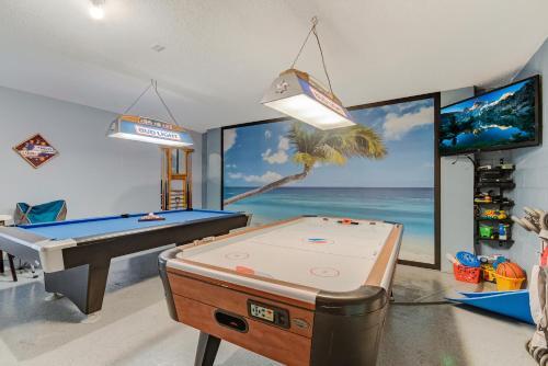 Two Master Bedrooms Pool Home Private Yard