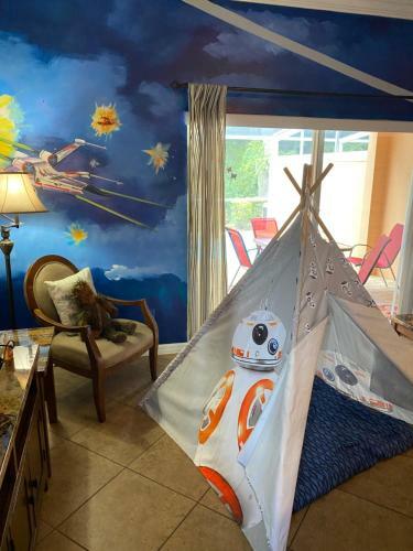 Cozy Comfortable Star-wars Family House W Private Heated Pool