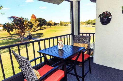 Golf Course View 2 Bedroom 2 Bath Condo!