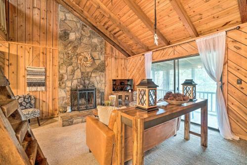 Cozy Treetop Cabin With Mountain And Forest Views