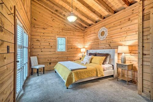 Cozy Treetop Cabin With Mountain And Forest Views