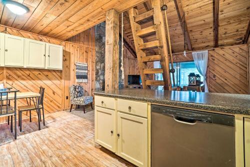 Cozy Treetop Cabin With Mountain And Forest Views