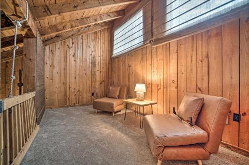 Cozy Treetop Cabin With Mountain And Forest Views