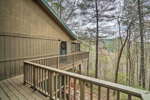Cozy Treetop Cabin With Mountain And Forest Views