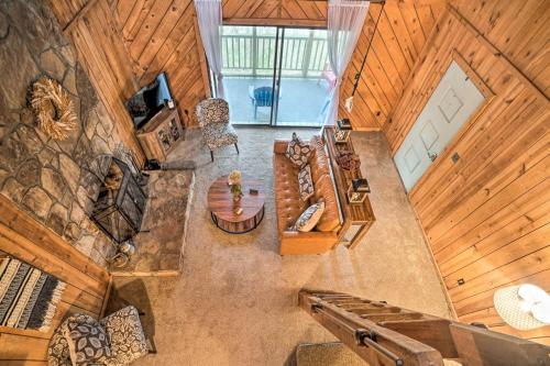 Cozy Treetop Cabin With Mountain And Forest Views