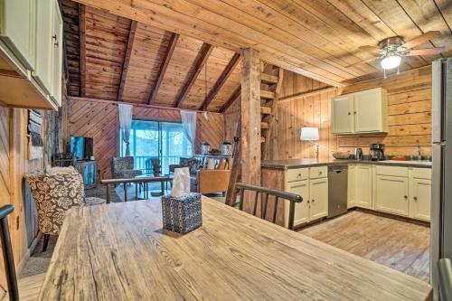 Cozy Treetop Cabin With Mountain And Forest Views