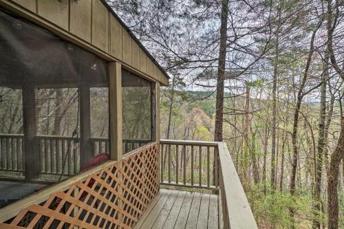 Cozy Treetop Cabin With Mountain And Forest Views